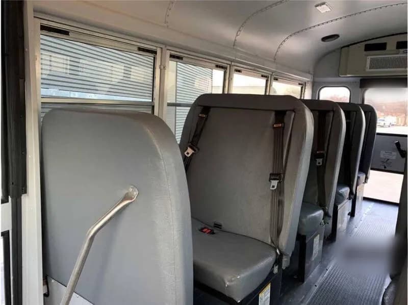 2007 Chevrolet Express 3500 Shuttle Bus - Image 16