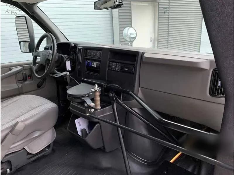 2007 Chevrolet Express 3500 Shuttle Bus - Image 19