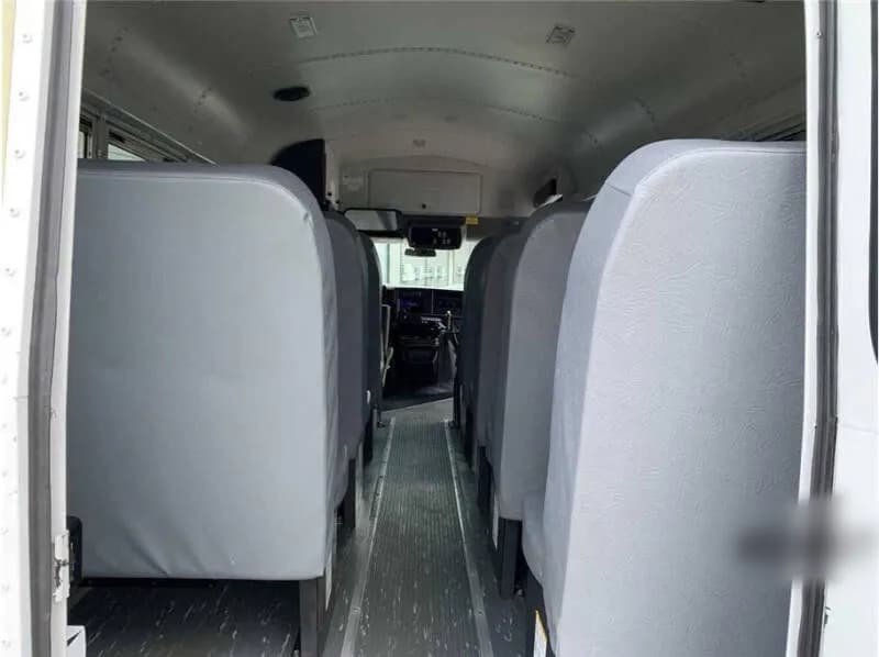 2007 Chevrolet Express 3500 Shuttle Bus - Image 13