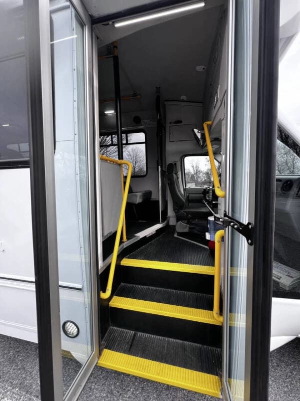 2017 Ford E-450 Shuttle Bus - Image 6
