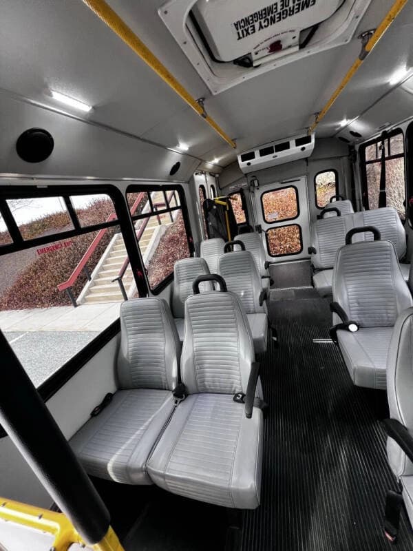 2017 Ford E-450 Shuttle Bus - Image 10