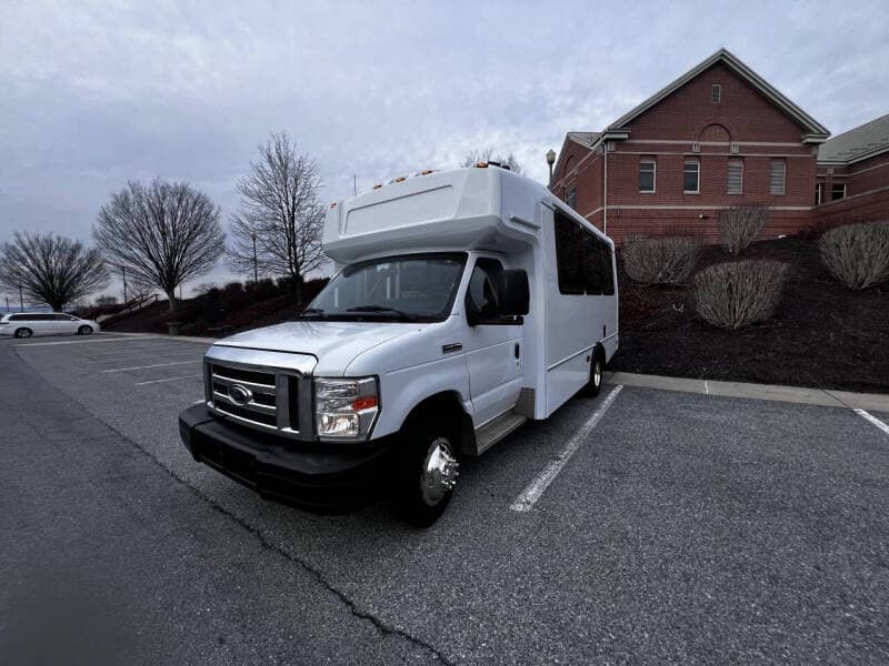 2017 Ford E-450 Shuttle Bus - Image 9