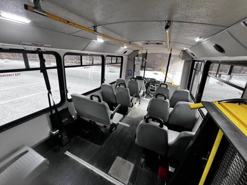 2017 Ford E-450 Shuttle Bus - Image 15