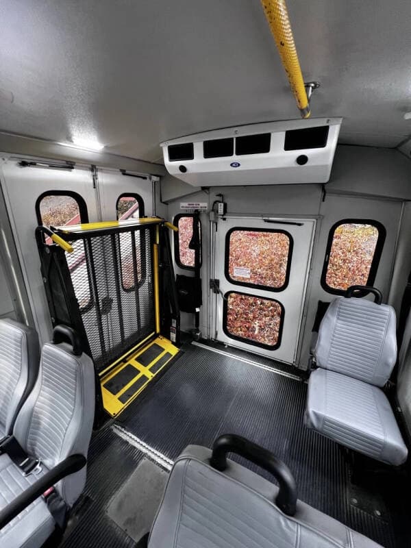 2017 Ford E-450 Shuttle Bus - Image 16