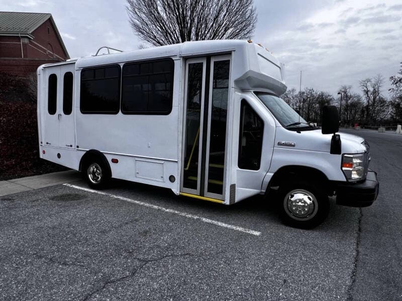 2017 Ford E-450 Shuttle Bus - Image 8