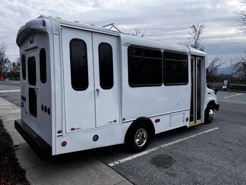 2017 Ford E-450 Shuttle Bus - Image 3