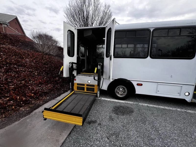2017 Ford E-450 Shuttle Bus - Image 4