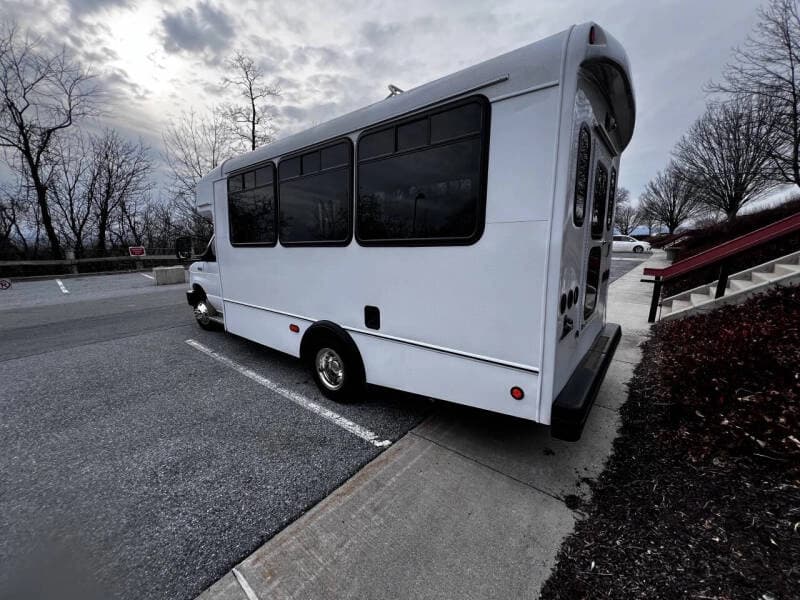 2017 Ford E-450 Shuttle Bus - Image 5