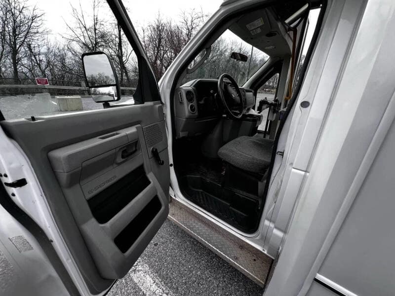 2017 Ford E-450 Shuttle Bus - Image 13