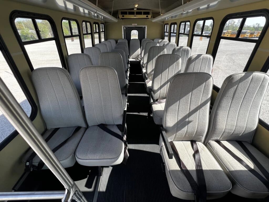 2004 Ford Diamond Shuttle Bus - Image 11