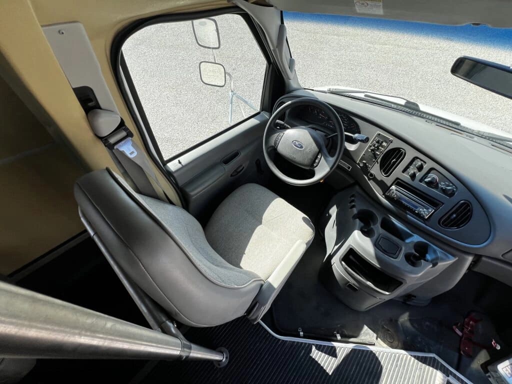 2004 Ford Diamond Shuttle Bus - Image 12