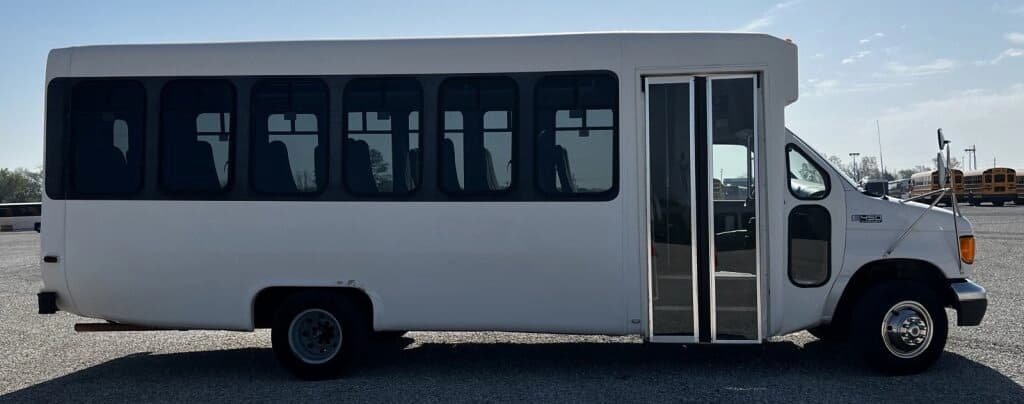 2004 Ford Diamond Shuttle Bus - Image 3