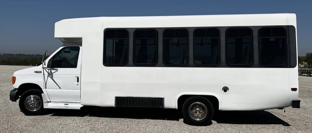 2004 Ford Diamond Shuttle Bus - Image 4
