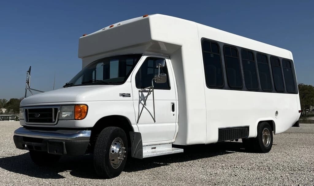 2004 Ford Diamond Shuttle Bus - Image 6