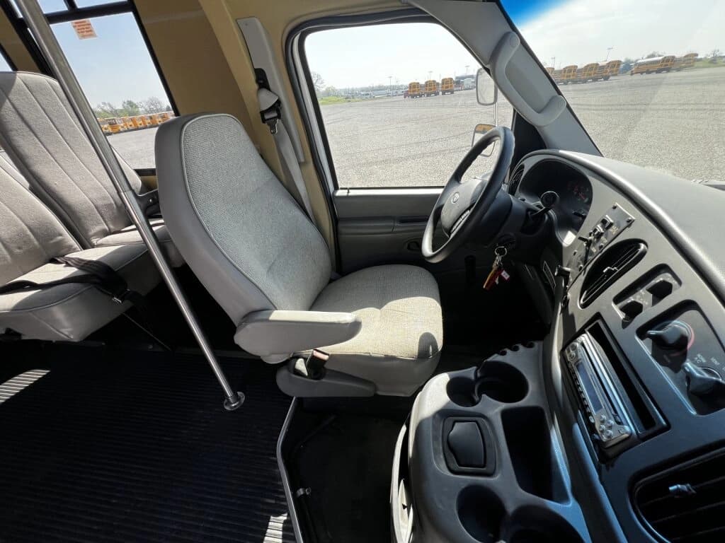 2004 Ford Diamond Shuttle Bus - Image 7