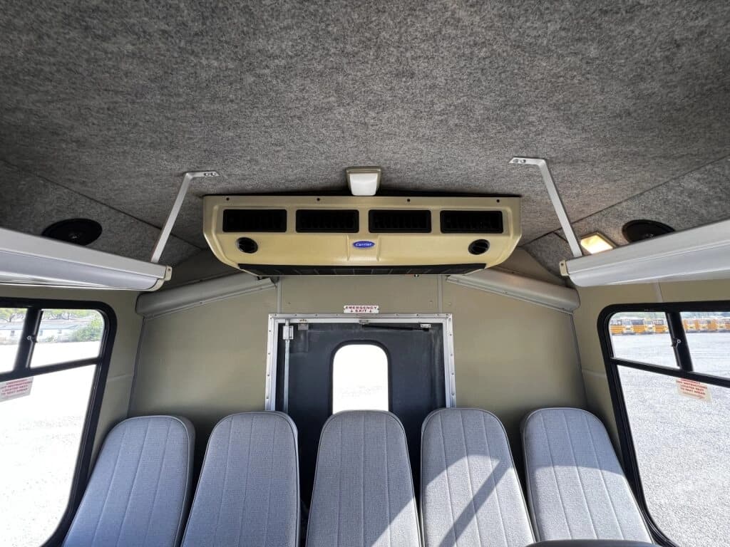 2004 Ford Diamond Shuttle Bus - Image 9