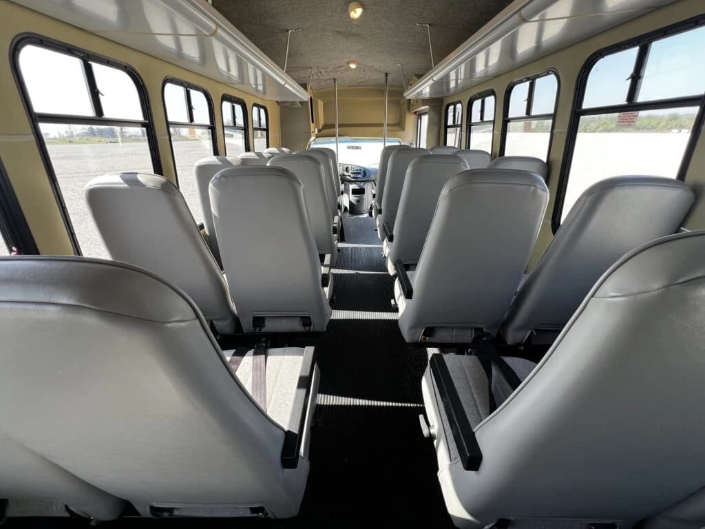 2004 Ford Diamond Shuttle Bus - Image 10