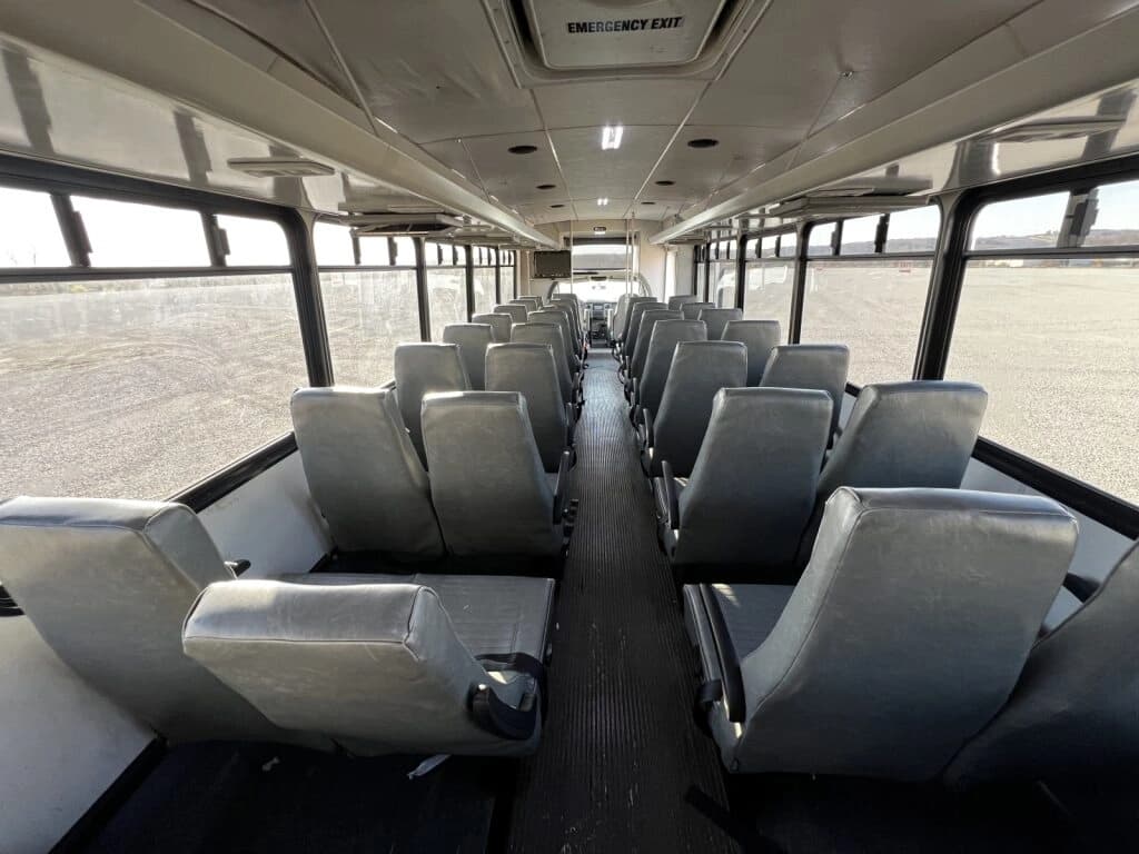 2015 Ford F650 Starcraft Shuttle Bus - Image 11