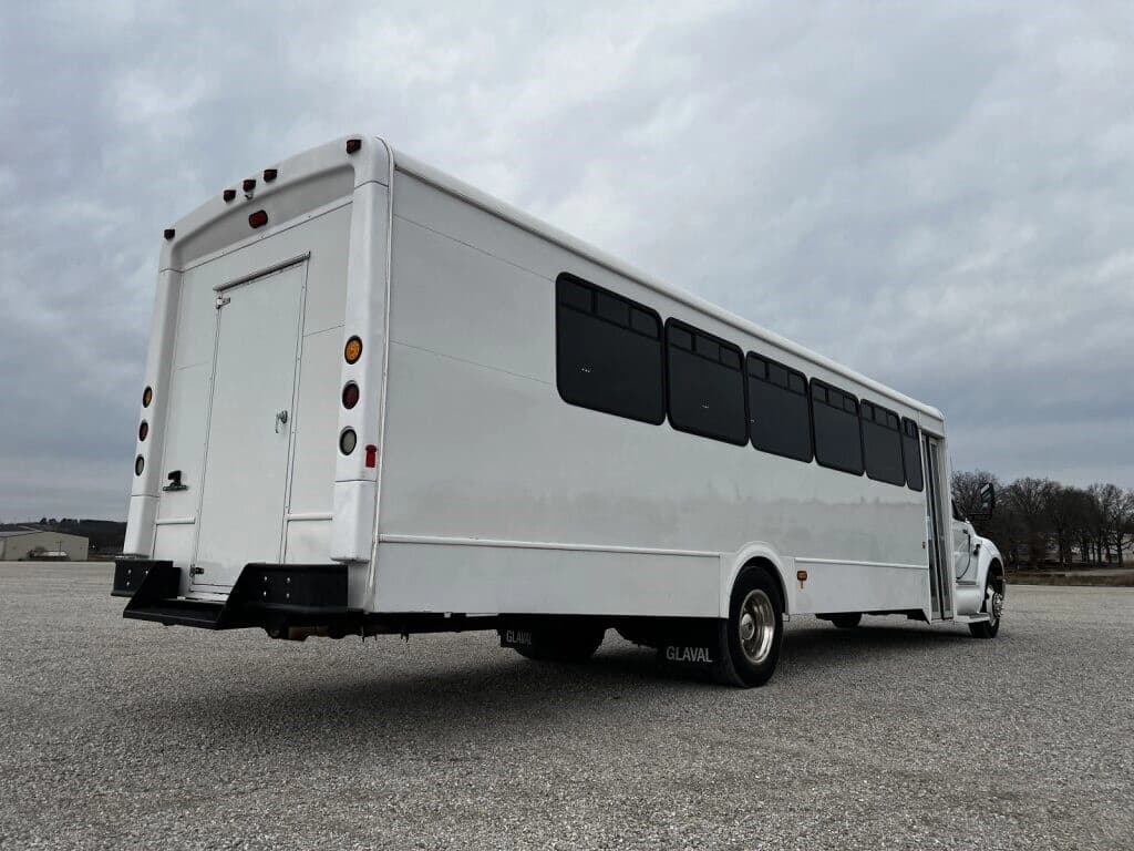 2015 Ford F650 Starcraft Shuttle Bus - Image 3