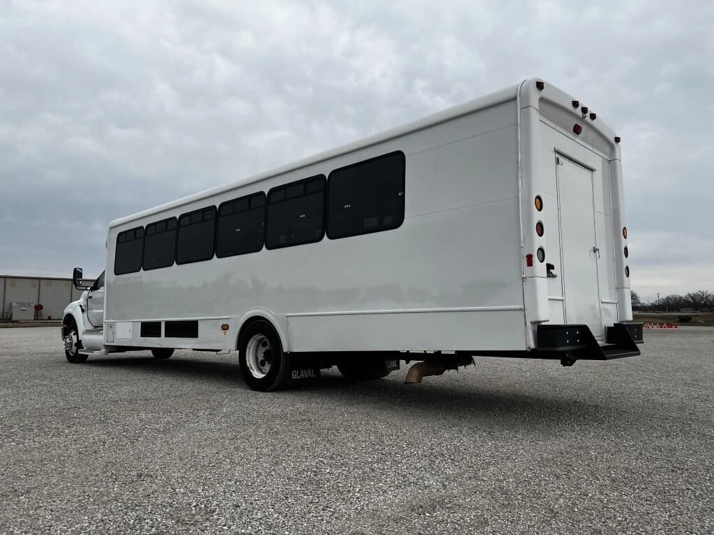 2015 Ford F650 Starcraft Shuttle Bus - Image 4