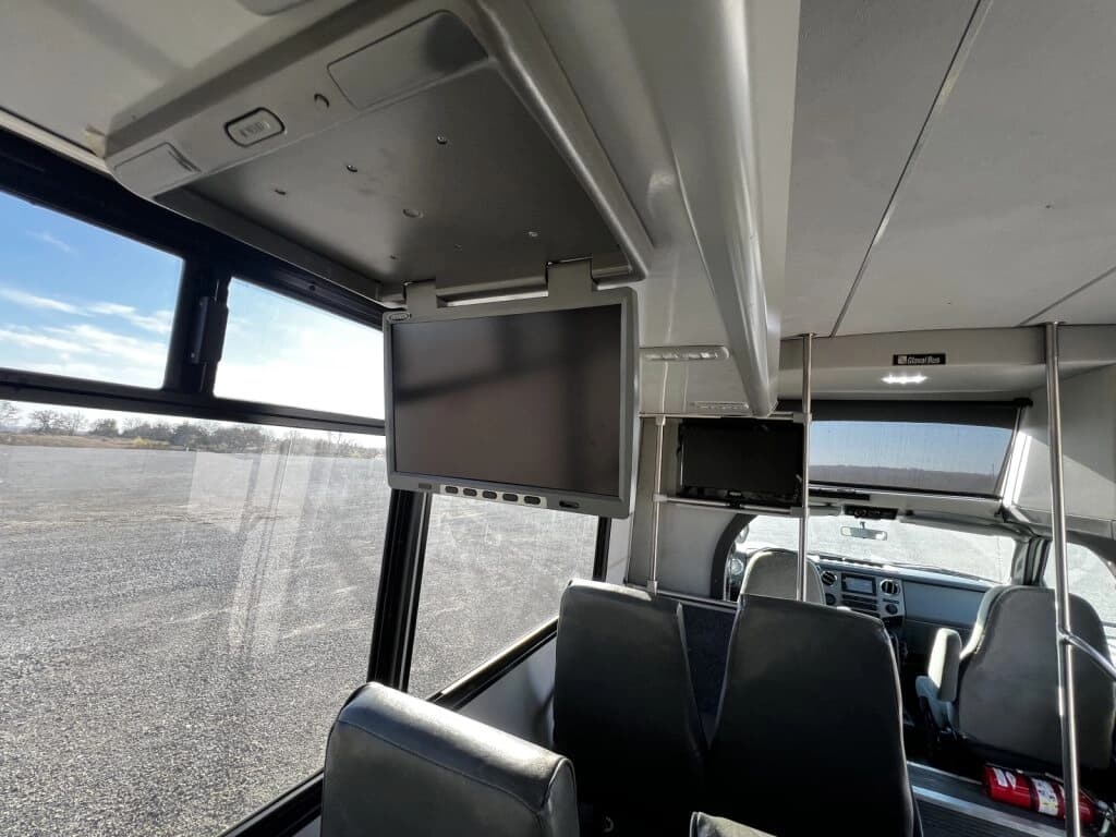2015 Ford F650 Starcraft Shuttle Bus - Image 10