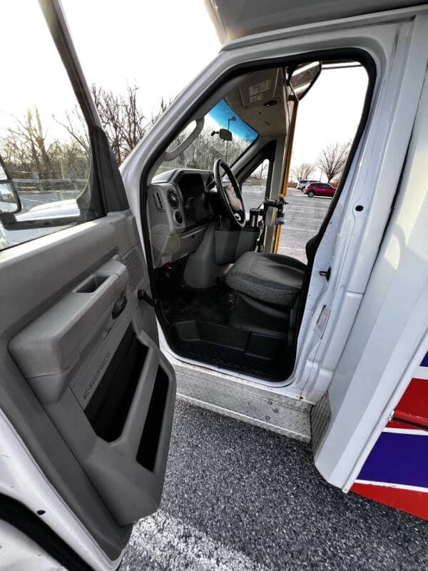2017 Ford E-450 ADA Shuttle Bus - Image 13