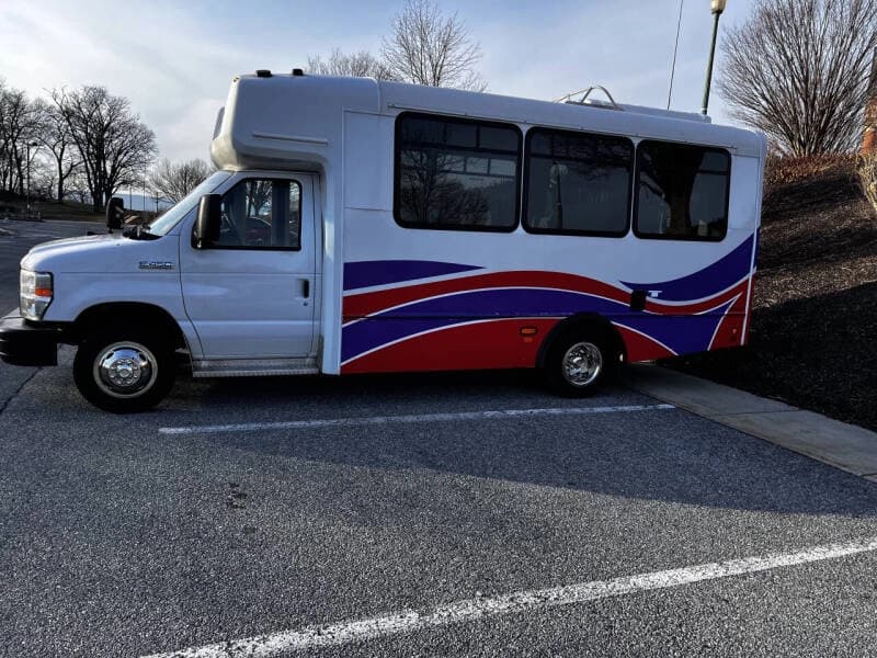 2017 Ford E-450 ADA Shuttle Bus - Image 8
