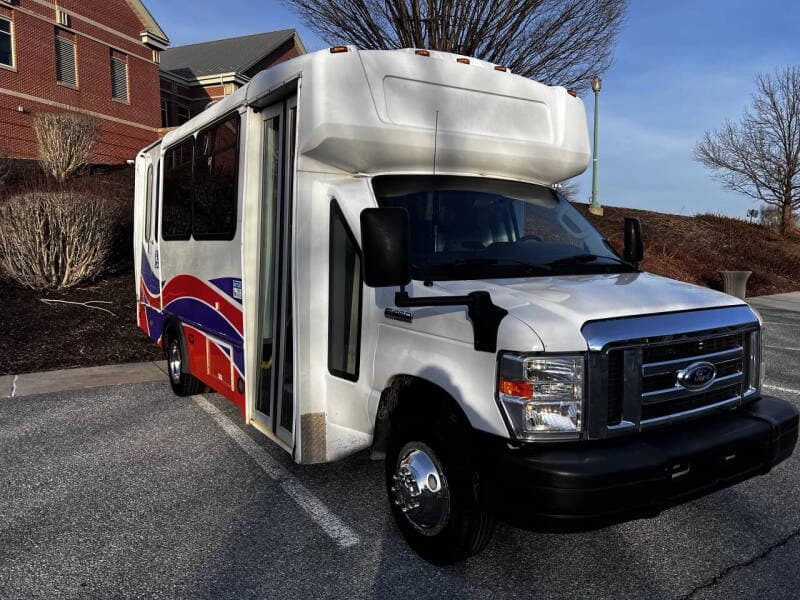 2017 Ford E-450 ADA Shuttle Bus - Image 4