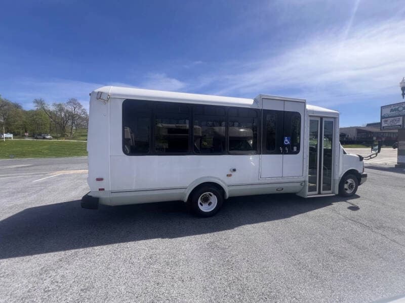 2014 Chevrolet Express 4500 ADA Shuttle Bus - Image 11