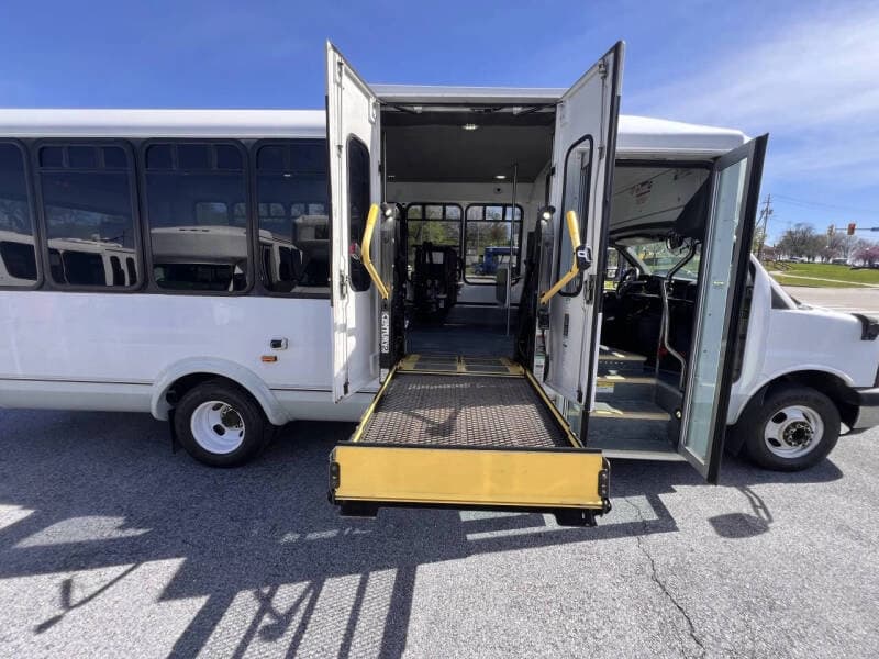 2014 Chevrolet Express 4500 ADA Shuttle Bus - Image 5