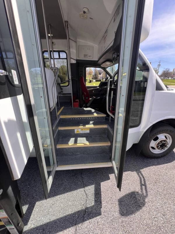 2014 Chevrolet Express 4500 ADA Shuttle Bus - Image 14