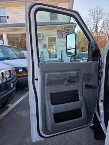 2017 Ford E350 Shuttle Bus - Image 12