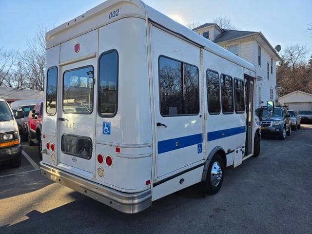 2017 Ford E350 Shuttle Bus - Image 5