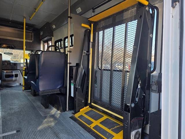 2017 Ford E350 Shuttle Bus - Image 27