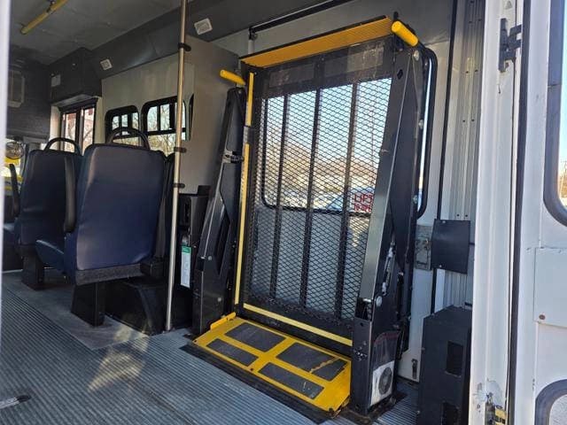 2017 Ford E350 Shuttle Bus - Image 6