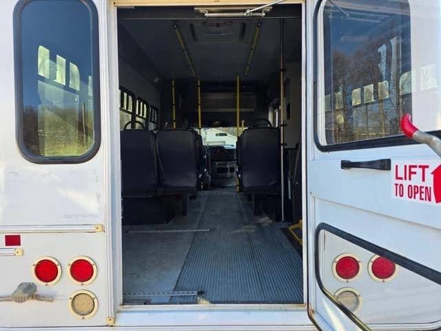 2017 Ford E350 Shuttle Bus - Image 7