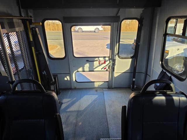 2017 Ford E350 Shuttle Bus - Image 39