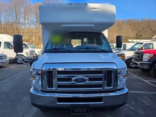 2017 Ford E350 Shuttle Bus - Image 4