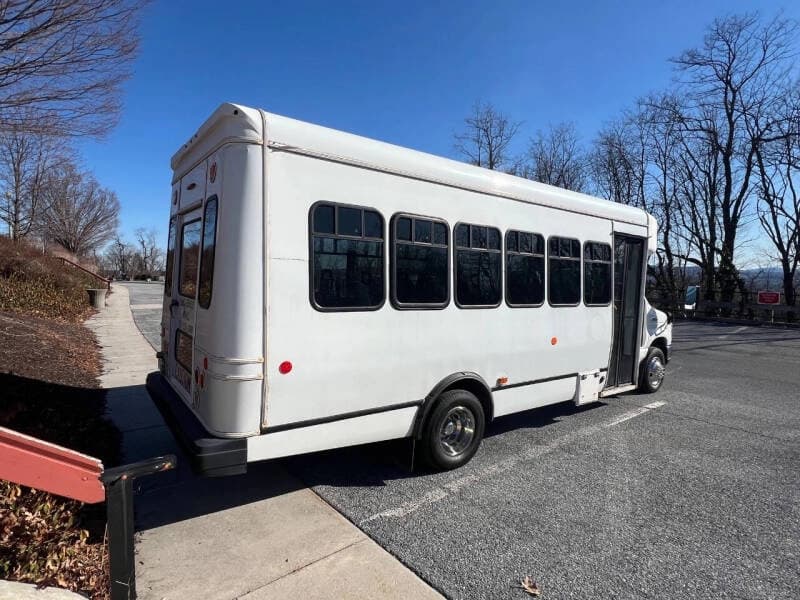 2014 Ford E450 Shuttle Bus - Image 4