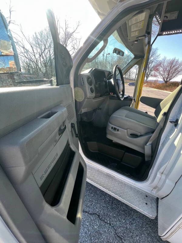 2014 Ford E450 Shuttle Bus - Image 7