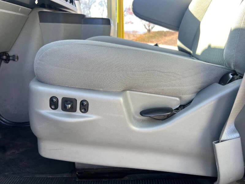 2014 Ford E450 Shuttle Bus - Image 11