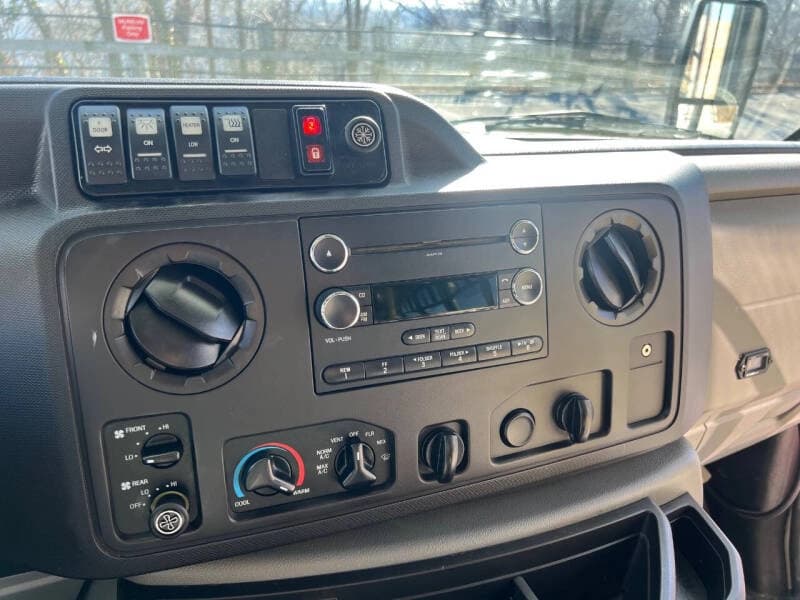 2014 Ford E450 Shuttle Bus - Image 12
