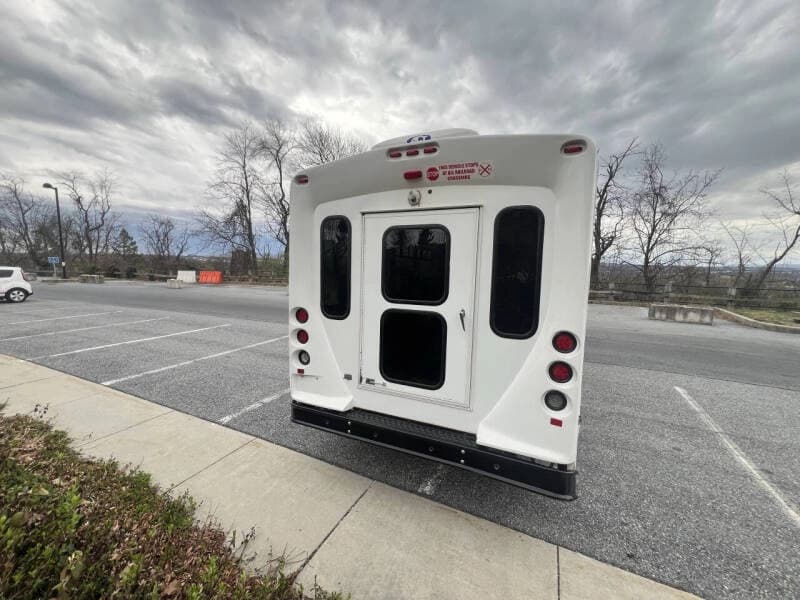 2018 Ford E-450 Shuttle Bus - Image 4