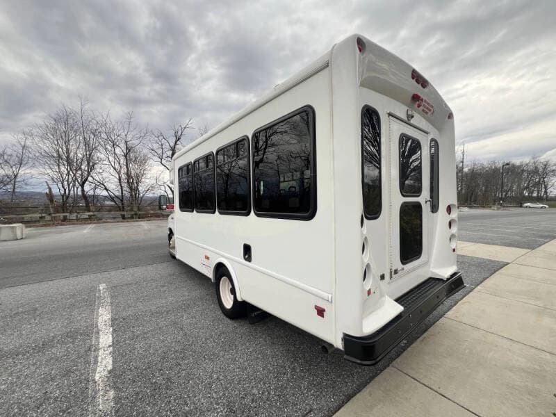 2018 Ford E-450 Shuttle Bus - Image 7