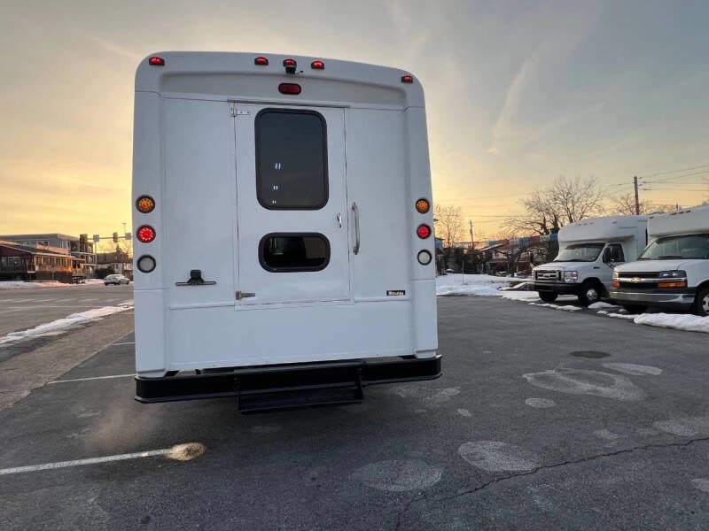 2011 Freightliner MC Mid Size Bus - Image 9