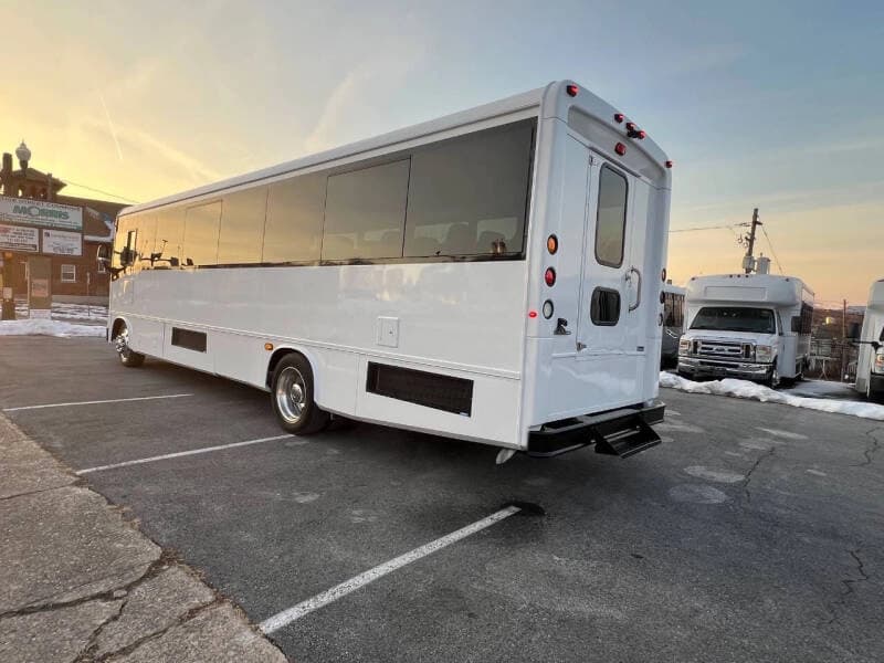 2011 Freightliner MC Mid Size Bus - Image 5