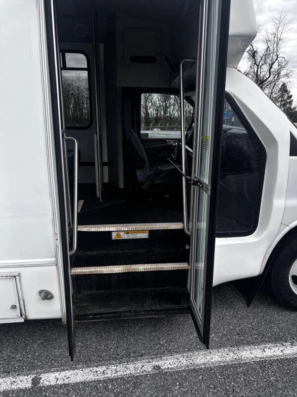 2014 Chevrolet Express 4500 ADA Shuttle Bus - Image 11