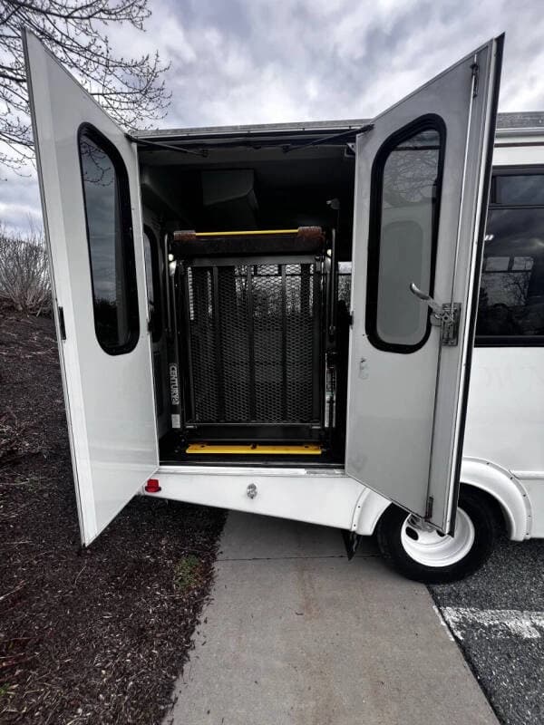 2014 Chevrolet Express 4500 ADA Shuttle Bus - Image 10