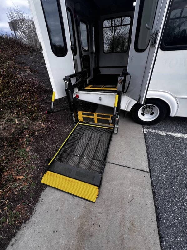 2014 Chevrolet Express 4500 ADA Shuttle Bus - Image 14