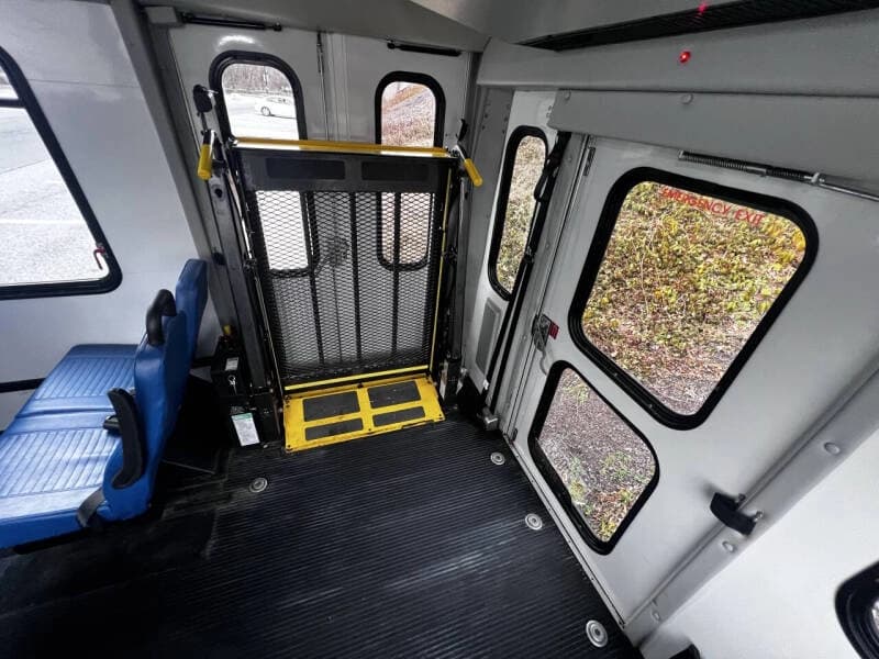 2014 Chevrolet Express 4500 ADA Shuttle Bus - Image 15